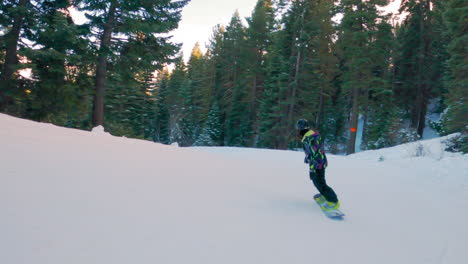 Snowboarden-Die-Pisten-In-Lake-Tahoe-Hinunter