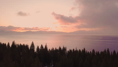 Toma-De-Drone-Del-Amanecer-En-El-Lago-Tahoe