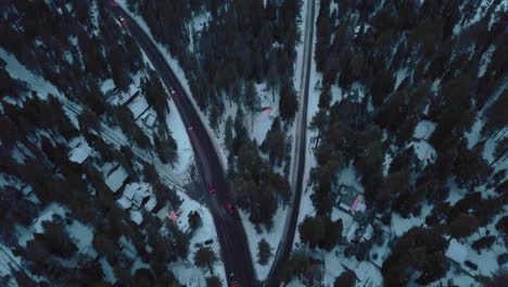 Toma-De-Drones-De-Un-Camino-Nevado-En-La-Noche-Cerca-Del-Lago-Tahoe