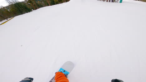 Tiro-Pov-De-Snowboarder-Bajando-Una-Montaña