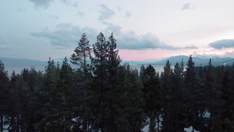 Toma-De-Drones-Del-Lago-Tahoe-Durante-La-Hora-Azul