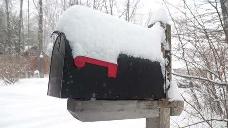 Schneebedeckter-Briefkasten-In-Einem-Sturm