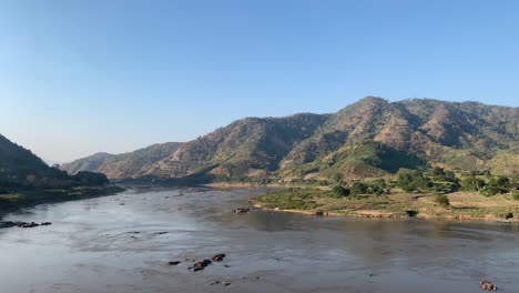 Aguas-Tranquilas-En-El-Río-Mekong-En-La-Frontera-Entre-Tailandia-Y-Laos