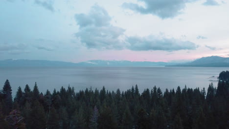 Drohnenaufnahme-Des-Lake-Tahoe-Während-Der-Blauen-Stunde
