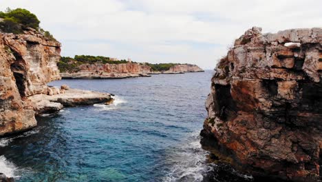 Luftaufnahme-Von-Es-Pontas-Berühmten-Natürlichen-Bogen-Und-Klippen-An-Der-Südostküste-Der-Insel-Mallorca