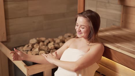 Schönes-Mädchen-In-Der-Entspannenden-Sauna