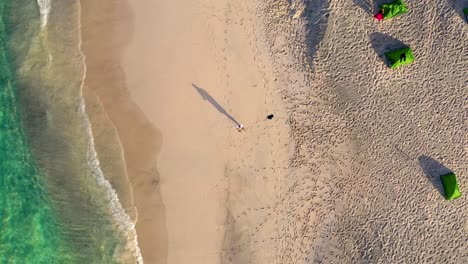 Eine-Person,-Die-Allein-Am-Strand-In-Der-Nähe-Eines-Camps-Steht,-Oman