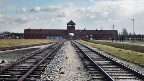 Mirando-Hacia-La-Entrada-Del-Tren-De-Auschwitz-Hacia-El-Edificio-Del-Museo-ángulo-Bajo