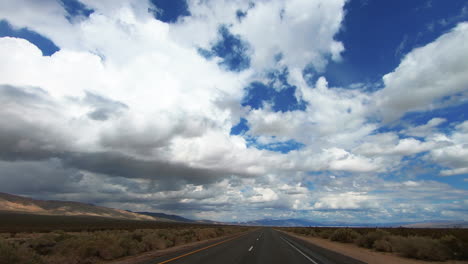 Autopista-Hiperlapso-En-Medio-Del-Desierto-Sin-Un-Cielo-De-Nubes-Azules