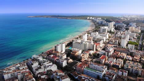 Drone-Volando-Sobre-Una-De-Las-Muchas-Costas-De-Mallorca-Con-Hoteles-Y-Edificios-Frente-Al-Mar