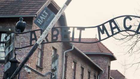 Kultiger-Auschwitz-Museum-Gate-Eingang-Metallslogan-über-Dem-Eingang
