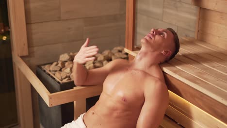 Hübscher-Kerl-Entspannen-In-Der-Sauna