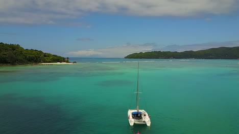 Segelboot-Ankert-In-Wunderschönem-Türkisfarbenem-Wasser,-Praslin,-Seychellen