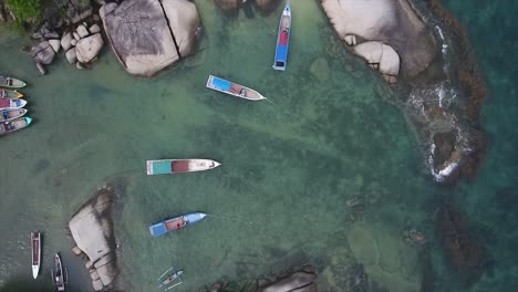 Fischereifahrzeuge-Lehnen-Sich,-Zoom-In-Aufnahme-Von-Drohne