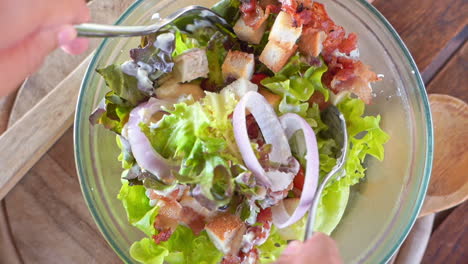 Einen-Salat-Mit-Gabel-Und-Löffel-Schwenken