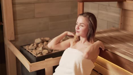 Schönes-Mädchen,-Eingewickelt-In-Ein-Handtuch,-Das-Sich-In-Einer-Russischen-Sauna-Entspannt