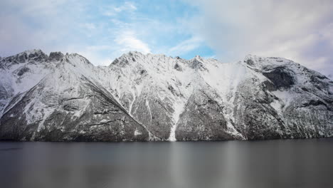 Zeitraffer-Des-Norwegischen-Fjords-Hjørundfjorden-Im-Winter