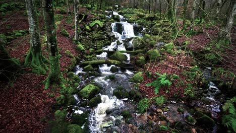 Agua-Corriendo-Río-Abajo-En-Escocia
