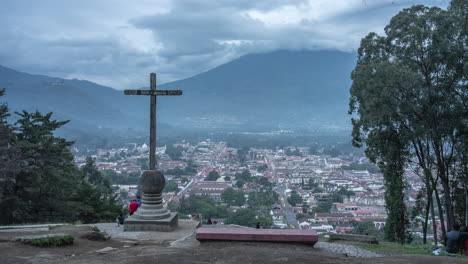 Cerro-De-La-Cruz-En-Antigua,-Guatemala-Timelapse-Del-Día-A-La-Noche