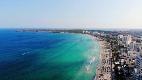 Luftflug-über-Den-Strand-Von-Palma-De-Mallorca,-Spanien,-Panoramablick