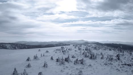 Kiteskiing-Auf-Einem-Berg-Im-Winter---Luftbild