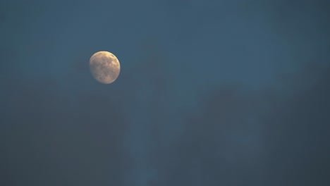 Großer-Gelber-Mond-Am-Wolkig-Blauen-Abendhimmel