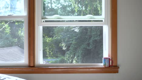 Mittlere-Nahaufnahme-Eines-Schlafzimmerfensters-Während-Einer-Kühlen-Sommerbrise