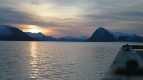 Schöner-Sonnenuntergang-An-Einem-Norwegischen-Fjord