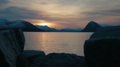 Sonnenuntergang-An-Einem-Norwegischen-Fjord