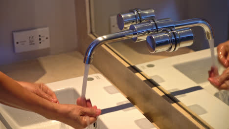 Wasserhahn-Oder-Wasserhahn-Zum-Händewaschen-öffnen-Und-Schließen