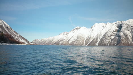Hermosa-Vista-De-Un-Fiordo-Noruego-En-El-Mar