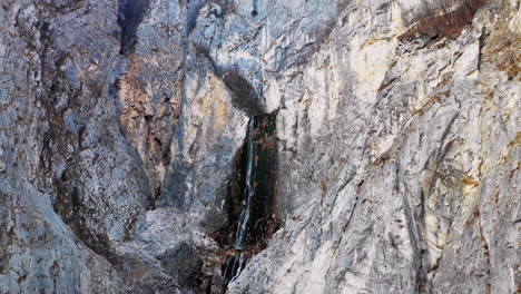 Der-Strom-Fließt-über-Ein-Felsiges-Regal,-Bevor-Er-über-Den-Spektakulären-Boka-Wasserfall-Fällt