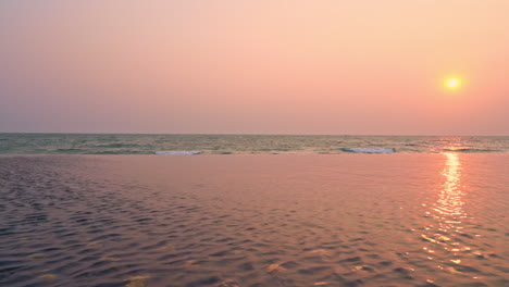 Pastellfarbener-Sonnenuntergang-Und-Sanfte-Meereswellen,-Ruhiger-Seelandschaftshintergrund,-Niemand