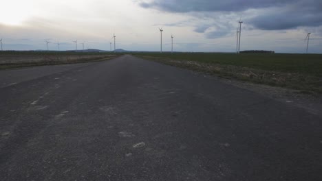 Turbinas-Eólicas-Girando-Bajo-El-Oscuro-Cielo-Nublado-En-Zlotoryja,-Polonia---Toma-Panorámica-Amplia