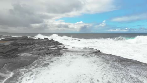 Luftaufnahme-Im-Tiefflug-über-Einem-Felsenregal-An-Der-Viktorianischen-Küste-Mit-Wellen,-Die-Gegen-Die-Felsen-Schlagen