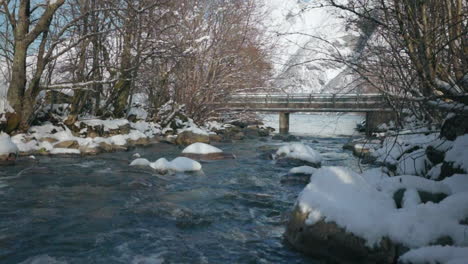 Superzeitlupe-Eines-Flusses-Im-Winter