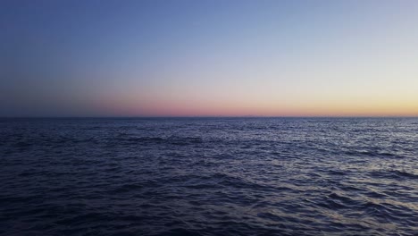 Ozeanwellenschleife-Während-Des-Sonnenuntergangs