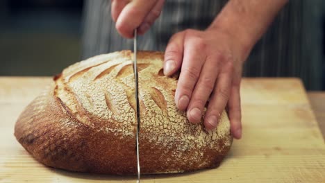 Bäckerhände-Schneiden-Hausgemachtes-Frisches-Weizenroggenbrot