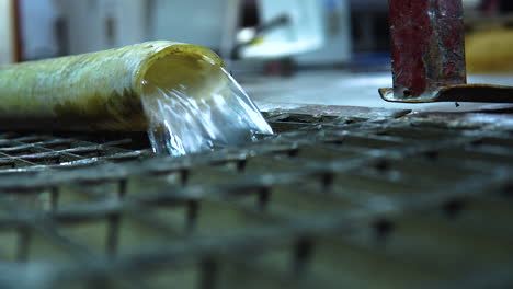Nahaufnahme,-Wasser-Aus-Dem-Kunststoffrohr-Abgelassen-Und-Fließt-In-Den-Abfluss