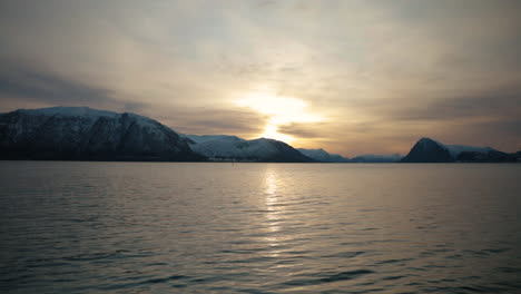 Schöner-Sonnenuntergang-An-Einem-Norwegischen-Fjord-Im-Winter