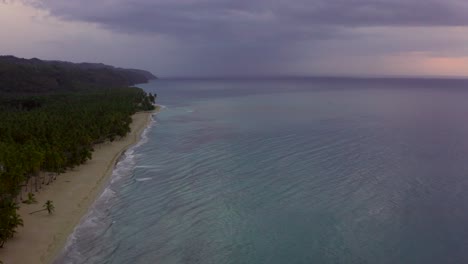 Luftbild-Von-Meereswellen-Und-Sandstrand-In-Der-Karibik,-Dominikanische-Republik,-Halbinsel-Samana