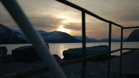 Wunderschöner-Sonnenuntergang,-Gesehen-Durch-Eine-Schiene-An-Einem-Norwegischen-Fjord