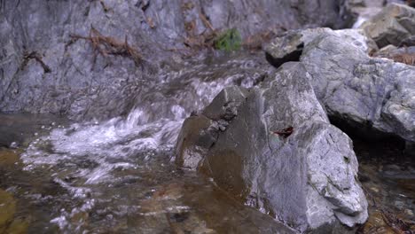 Kleiner-Wasserstrom,-Der-über-Die-Felsen-Im-Berg-Fließt
