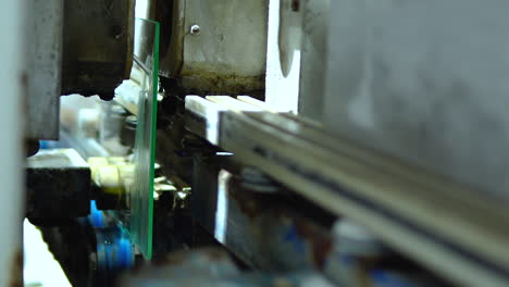 Glasscheiben,-Die-Während-Ihrer-Verarbeitung-In-Der-Glasindustrie-Durch-Automatische-Bohrmaschinen-Laufen