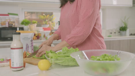 Mid-Shot-Of-Woman-Chopping-Lettuce-For-The-Salad