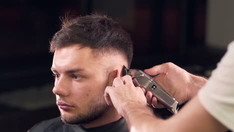 barber-cuts-the-machine-smooth-transition