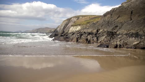 Left-pan-of-Coumeenoole-beach-in-Dingle-peninsula,-Ireland