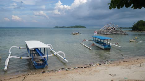Steady-shot,-pump-boats-parked-on-the-coastline-of-Sekotong-islands-in-Indonesia