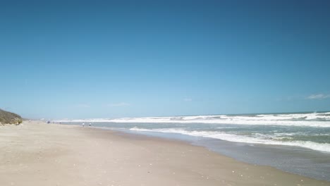 Weißer-Sandstrand-In-Florida-Mit-Sonnigem-Blauem-Himmel,-Statischer-Weitschuss