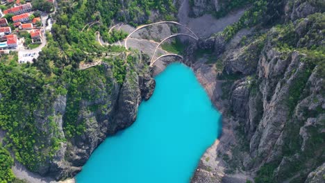 Aerial-drone-shot-over-turquoise-Modro-Jezero-Imotski,-Croatia